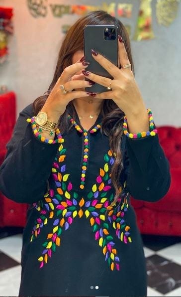 جلابة بثوب سخون مطروزة بالألوان