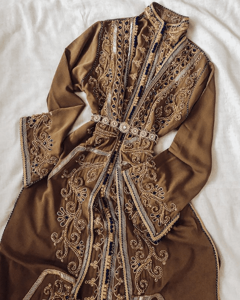 دفعة من القفاطين المنبتة والمطروزة