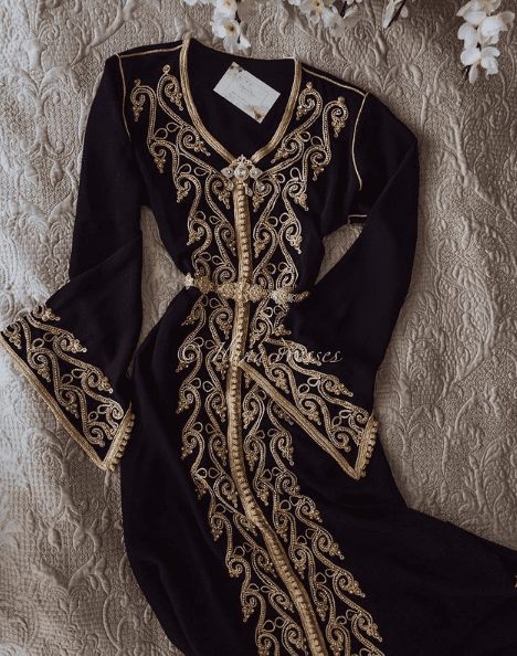 دفعة من القفاطين المنبتة والمطروزة