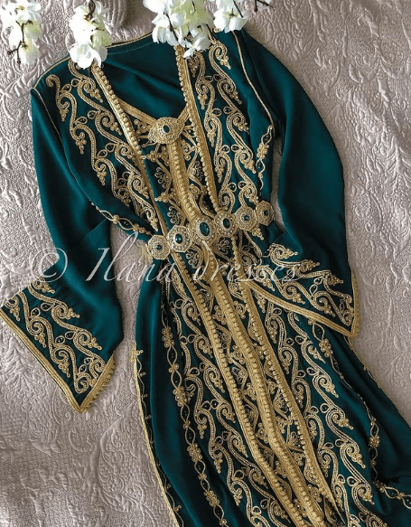 دفعة من القفاطين المنبتة والمطروزة