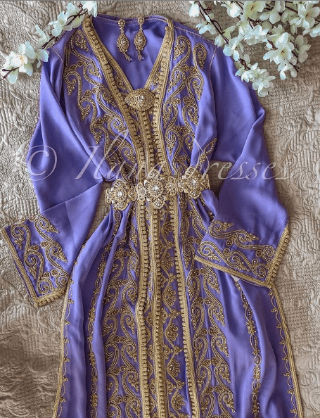 دفعة من القفاطين المنبتة والمطروزة